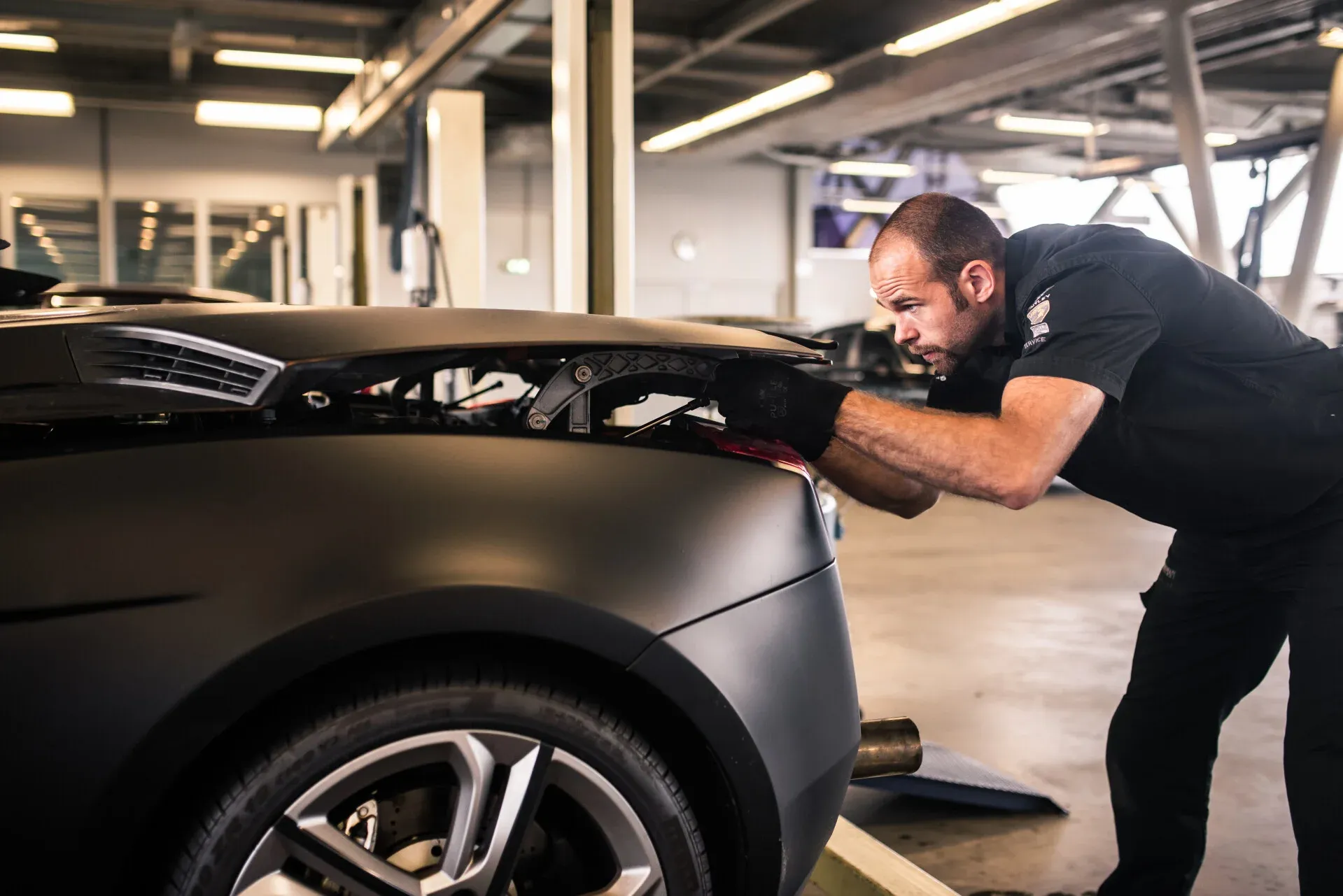 Stephan Smits van SS Motori aan het werk in zijn werkplaats